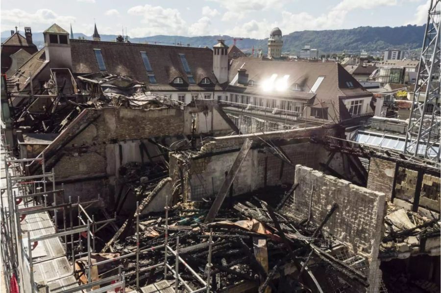 Ausgebranntes Dach eines Gebäudes in Zürich 26. August 2018 - Keystone