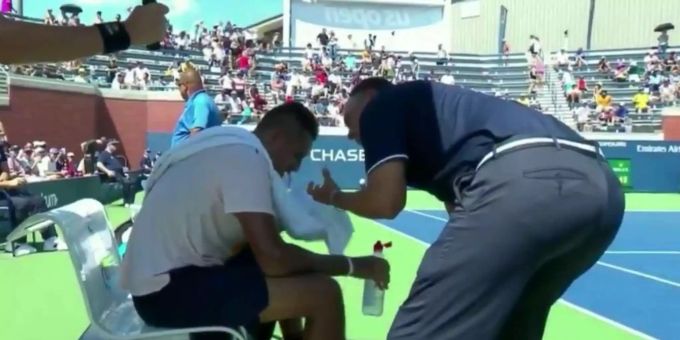 Schiedsrichter Mohamd Lahyani redet auf Tennisspieler Nick Kyrgios bei den US Open ein und scheint ihm Tipps zu geben. Schiedsrichter Mohamd Lahyani redet auf Tennisspieler Nick Kyrgios bei den US Open ein und scheint ihm Tipps zu geben.