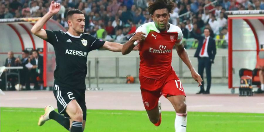 Alex Iwobi (rechts, FC Arsenal) und Gara Garayev (Qarabag) jagen dem Ball hinterher.