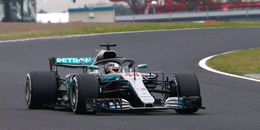 Lewis Hamilton von Team Mercedes steuert sein Auto während des Trainings auf dem Suzuka Circuit.