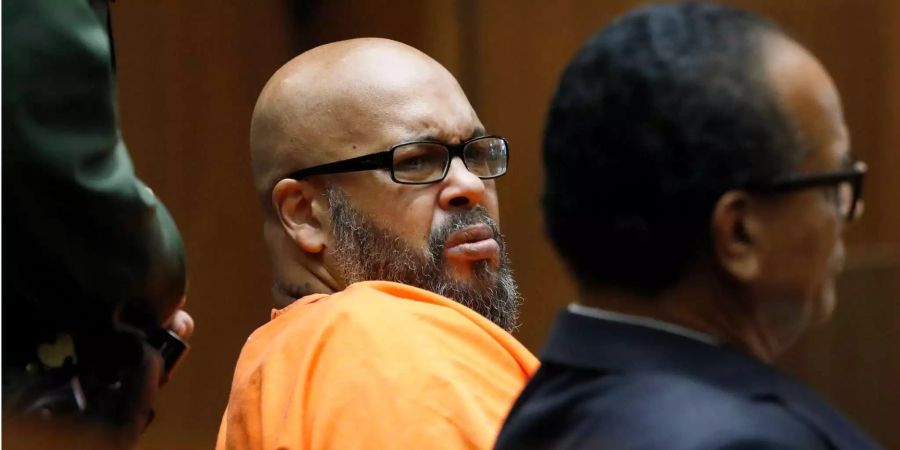 Rapper und Produzent Marion "Suge" Knight sitzt neben seinem Anwalt, Albert DeBlanc Jr..
