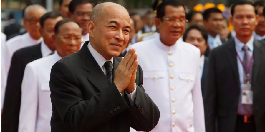 Der König von Kambodscha, Norodom Sihamoni, vollzieht eine Begrüssung.