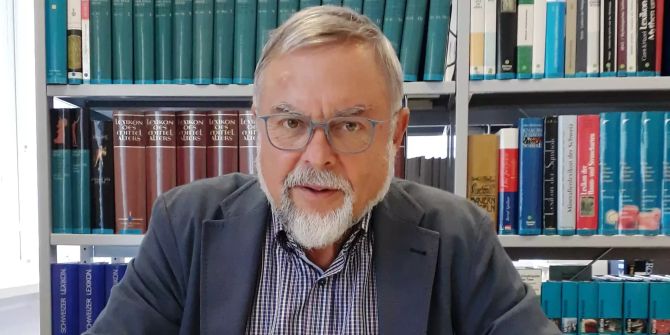 RudolfGamper mit historischem Buch