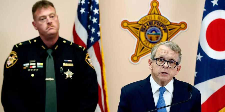 Mike DeWine, Generalstaatsanwalt von Ohio, spricht während einer Pressekonferenz neben Pike County Sheriff Charles Reader.