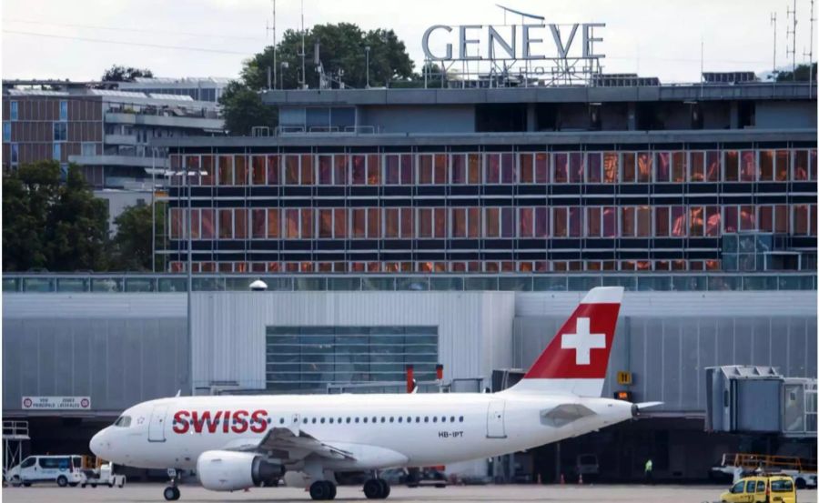 Ein Flugzeug der Airline Swiss gebindet sich auf einer Rollbahn des Flughafens Genf.