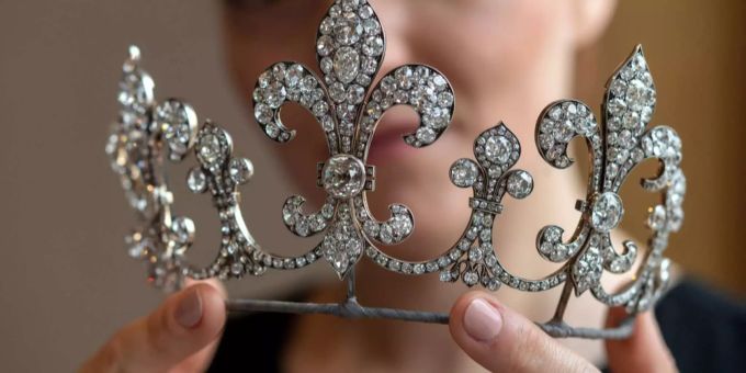 Auch eine mit Diamanten bestückte Krone wurde bei der Auktion in Genf versteigert. Auch eine mit Diamanten bestückte Krone wurde bei der Auktion in Genf versteigert.