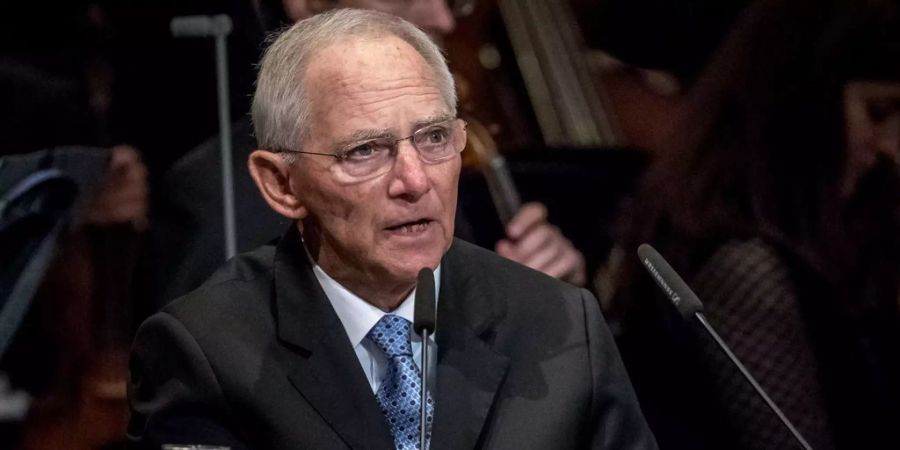 Bundestagspräsident Wolfgang Schäuble (CDU) spricht in der Staatsoper.