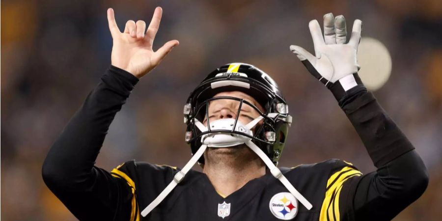 Was für ein Spiel von Ben Roethlisberger: Beim 52:21 in der Spitzenpartie seiner Pittsburgh Steelers gegen die Carolina Panthers wirft er 5 Touchdown-Pässe. Bereits sein erster Wurf resultiert in einem 75-Yard-Touchdown. Am Ende des Spiels weist er eine unglaubliche Completion Rate vor: 88 Prozent ist neuer Vereinsrekord. Zudem erreicht Big Ben zum vierten Mal in seiner Karriere ein perfektes Passer Rating – das erreichte neben ihm seit 1950 lediglich Peyton Manning. Auch die Defense überzeugt. Und je länger die Saison dauert, desto stärker werden die Steelers. Kleiner Wermutstropfen: Es deutet alles darauf hin, dass Le'Veon Bell in dieser Saison definitiv nicht für Pittsburgh spielen will.