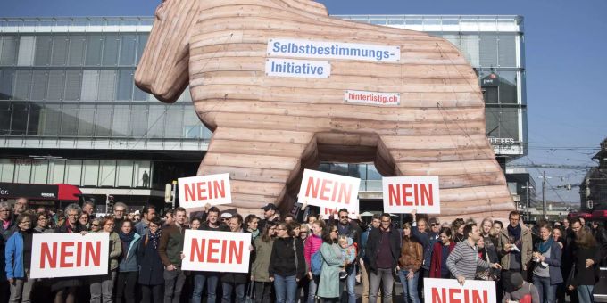 Die Wissenschaft steht nicht allein: Eine Demo von Gegnern der Selbstbestimmungsinitiative der SVP am 22. Oktober. Bild: Keystone