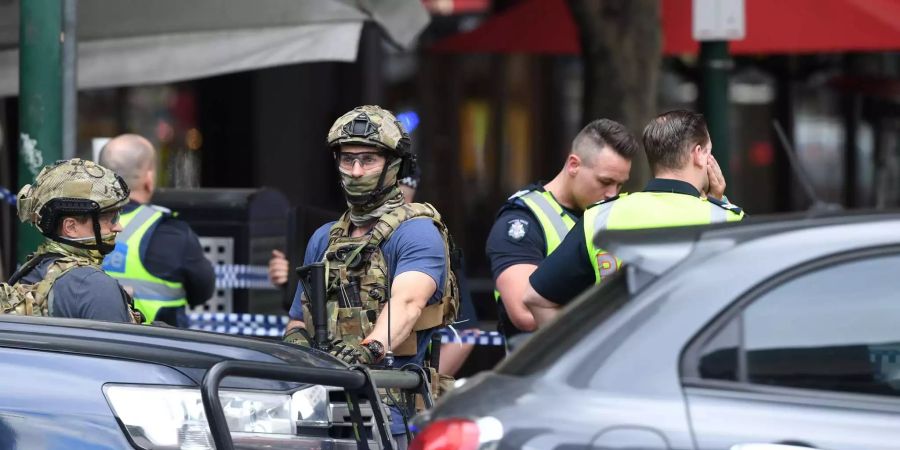 Polizisten stehen nach einem möglichen Terrorangriff in Melbourne (AUS) im Einsatz .