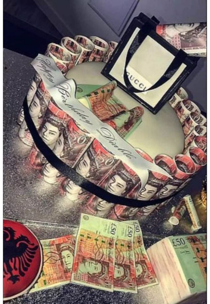Zum Geburtstag bekommt ein Mitglied der Drogenbande eine Geldschein-Torte. Eine Geburtstagstorte aus Geldscheinen für die Drogenbande «Hellbanianz».