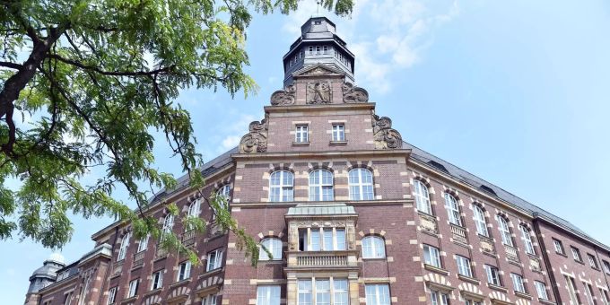 Das Verwaltungsgericht Gelsenkirchen hebt das Abschiebeverbot für Sami A. auf. Der Haupteingang zum Verwaltungsgericht Gelsenkirchen.