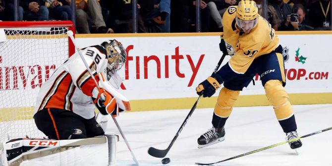 Roman Josi scheitert mit seinem Abschluss an Anaheim-Goalie John Gibson.