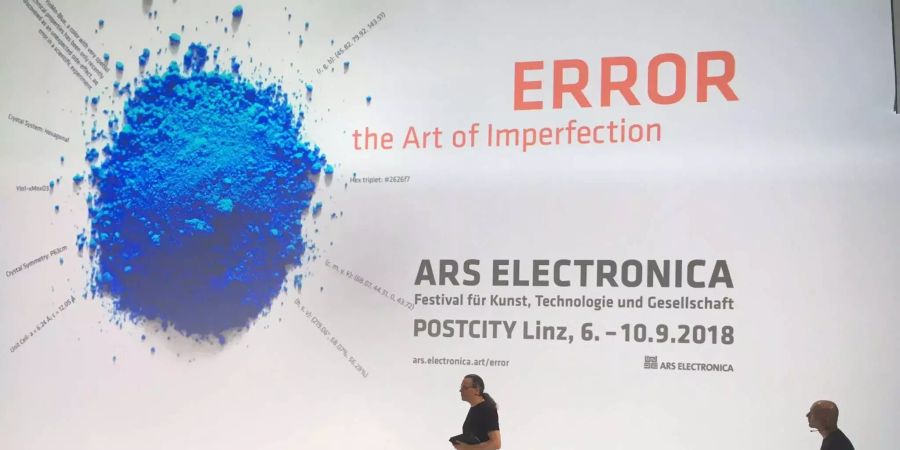 Eine Person spricht während einer Pressekonferenz der Ars Electronica.