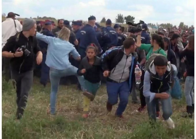 Die ungarische Kamerafrau Petra L. wollte 2015 gewaltsam Flüchtlinge aufhalten. Die ungarische Kamerafrau Petra L. wollte 2015 gewaltsam Flüchtlinge aufhalten.