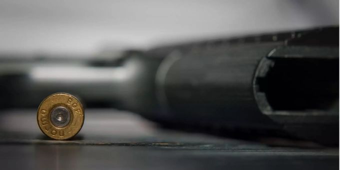 Eine Patrone liegt neben einer Schusswaffe (Symbolbild). Schusswaffe