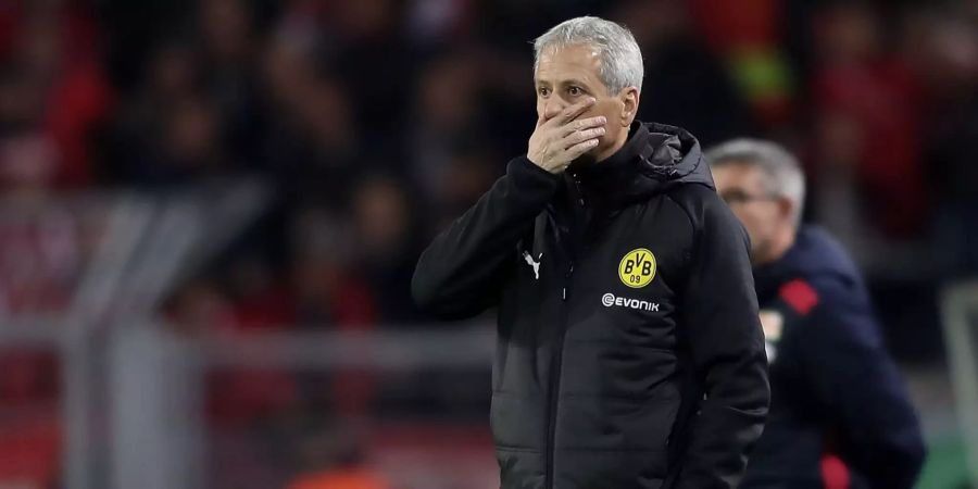 BVB-Coach Lucien Favre schaut beim DFB-Pokal-Spiel zwischen Borussia Dortmund und Union Berlin skeptisch aufs Spielfeld.