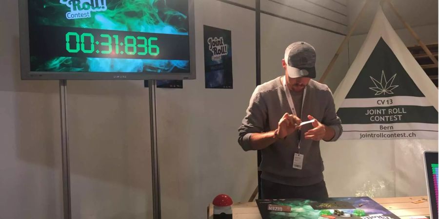 Ein Teilnehmer des Joint-Roll-Contests rollt einen Joint.
