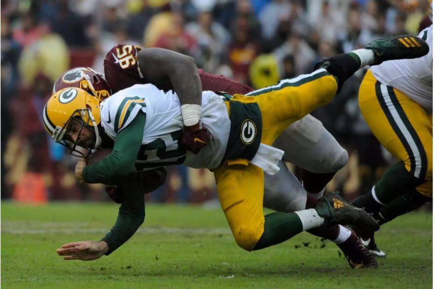 Adrian Peterson läuft Green Bay in Grund und Boden! Der Running Back der Redskins erzielt zwei Touchdowns und 120 Yards – und stellt die Packers vor Probleme. Deren Quarterback Aaron Rodgers kann seine Verletzung nicht verbergen. Der 34-Jährige gerät unter Dauerdruck und wird nicht weniger als viermal gesacked.