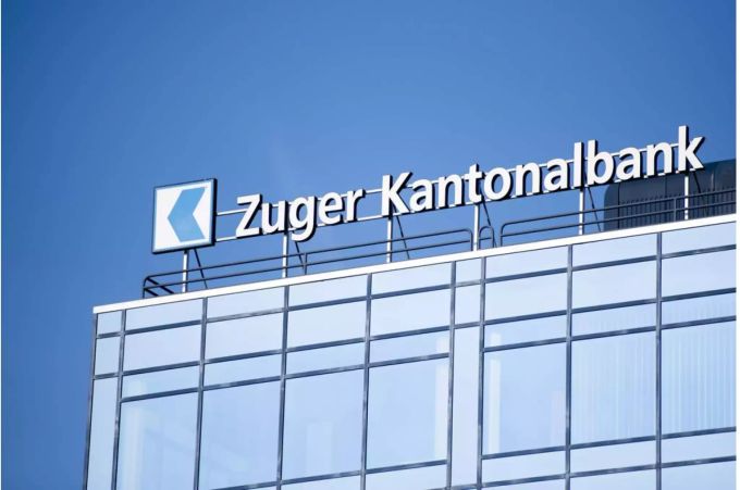 Fassde und Dach der Zuger Kantonalbank in Zug mit Schriftzug auf dem Dach - Keystone