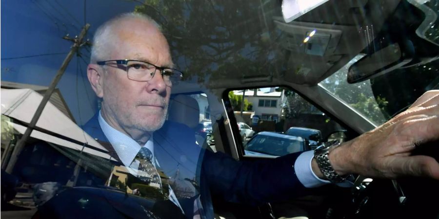 Der ehemalige ABC Vorsitzender Justin Milne fährt nach Hause (Sydney).