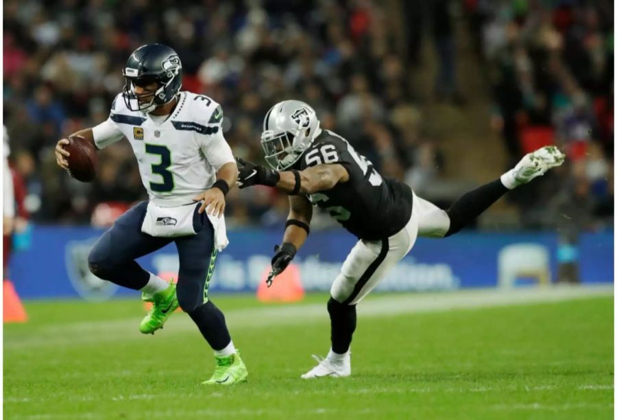 Das Duell in London war keine sehr spannende Angelegenheit: Die Seahawks dominieren das Spiel nach Belieben und lassen den Raiders nicht den Hauch einer Chance. Bereits zur Pause steht es 17:0, die einzigen drei Punkte lässt das Team aus Seattle erst im letzten Viertel zu. QB Russell Wilson darf sich drei Touchdowns notieren lassen und wirft eine Interception.