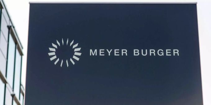 Das Logo der Meyer Burger AG steht vor dem Hauptsitz in Gwatt BE. Das Logo der Meyer Burger AG steht vor dem Hauptsitz in Gwatt BE.