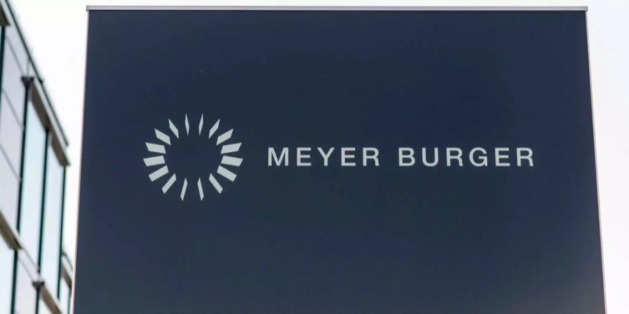 Das Logo der Meyer Burger AG steht vor dem Hauptsitz in Gwatt BE.