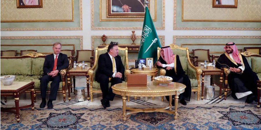 US-Aussenminister Mike Pompeo (2.v.l)  spricht mit dem saudischen Aussenminister Adel al-Jubeir (2.v.r).