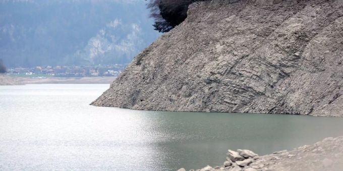 Tiefer Wasserstand im Lungernsee im April 2016 - Keystone Tiefer Wasserstand im Lungernsee im April 2016 - Keystone