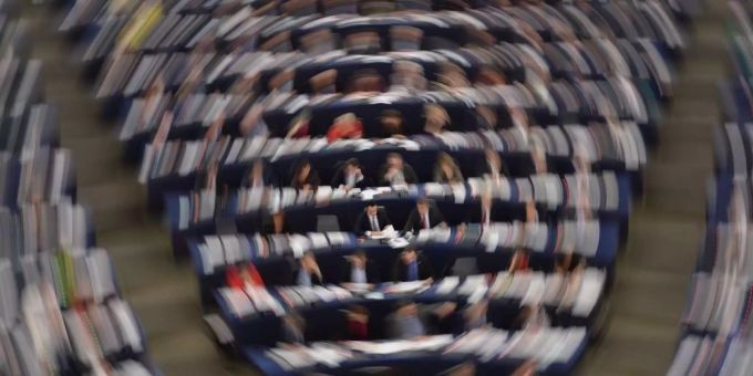 Mitglieder des Europäischen Parlaments während einer Plenarsitzung im Europäischen Parlament in Strassburg. Mitglieder des Europäischen Parlaments während einer Plenarsitzung im Europäischen Parlament in Strassburg.