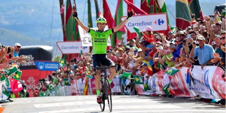 Oscar Rodriguez aus Spanien vom Team Euskadi-Murias überquert jubelnd als Erster die Ziellinie.