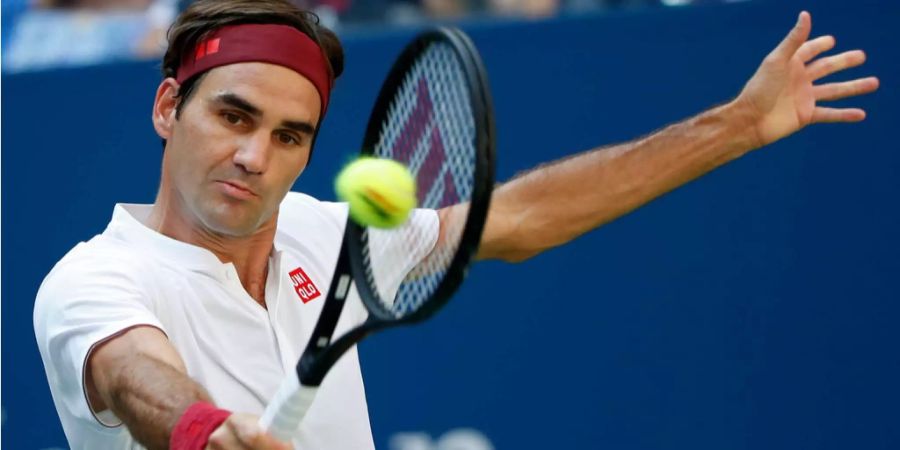 Roger Federer schlägt eine Rückhand gegen Nick Kyrgios an den US Open 2018.