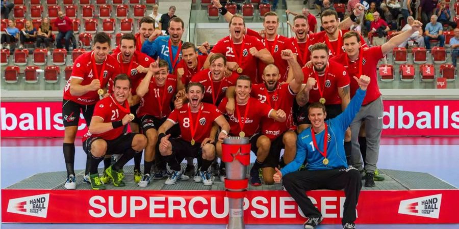 Die Spieler von Pfadi Winterthur mit dem Supercup-Pokal.