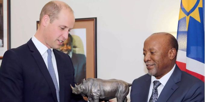 Der britische Prinz William erhält von Namibias Vizepräsident Nangolo Mbumba eine Nashorns-Skulptur. Der britische Prinz William erhält von Namibias Vizepräsident Nangolo Mbumba eine Nashorns-Skulptur.