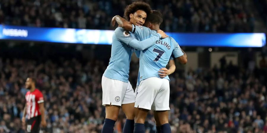 Leroy Sané (l) von Manchester City freut sich mit seinem Mannschaftskollegen Raheem Sterling (r) über sein Tor zum 6:1.