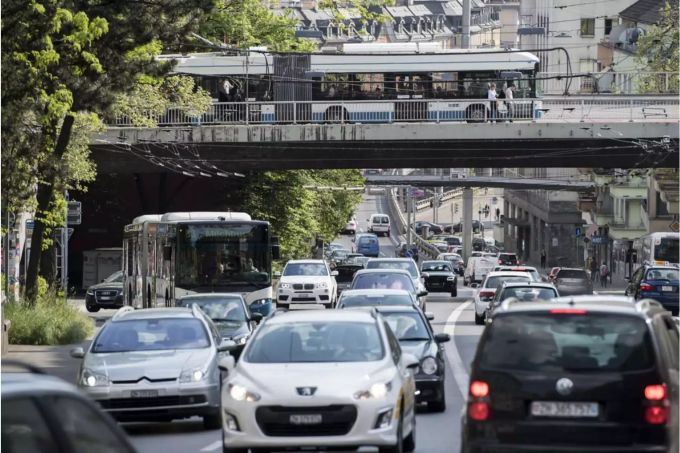 Autos und Busse auf der Strasse bei dichtem Verkehr - Keystone Autos und Busse auf der Strasse bei dichtem Verkehr - Keystone