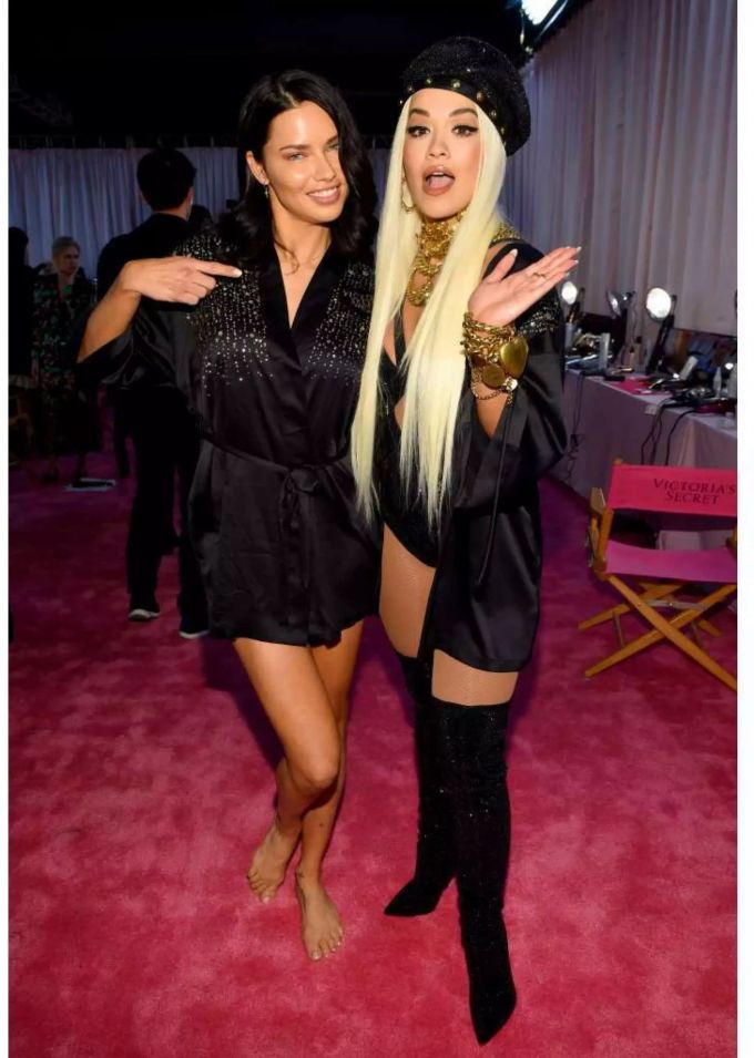 Auch neben der super-zarten Adriana Lima wirkt die durchtrainierte Rita Ora grösser als sonst. Auch neben der super-zarten Adriana Lima wirkt die durchtrainierte Rita Ora grösser als sonst.