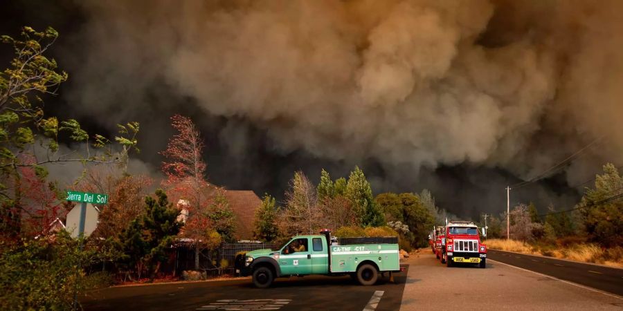 Die Stadt Paradise im Norden von Kalifornien ist von den Flammen des Waldbrandes umhüllt.