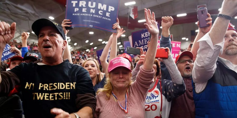 Unterstützer von US-Präsident Trump jubeln, bei seiner Ankunft zu einer Wahlkampfkundgebung in der Southport High School.