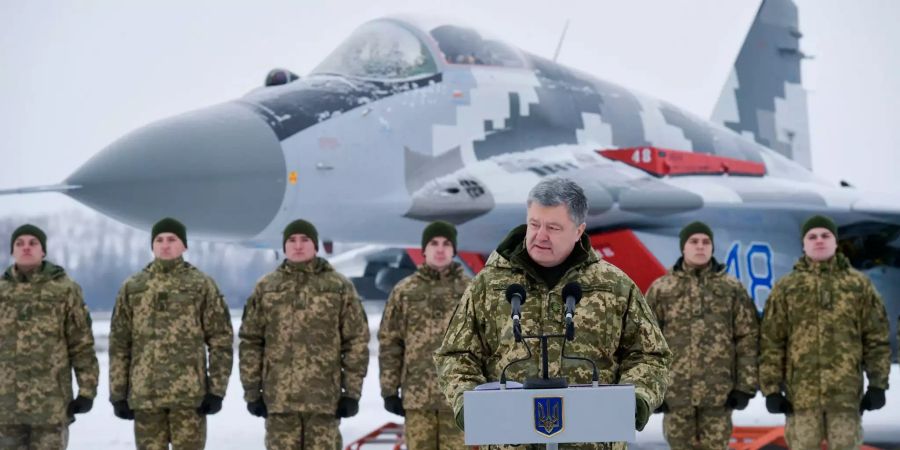 Petro Poroschenko, Präsident der Ukraine, spricht auf dem Militärflugplatz in der Region Wassylkiw vor ukrainischen Streitkräften.