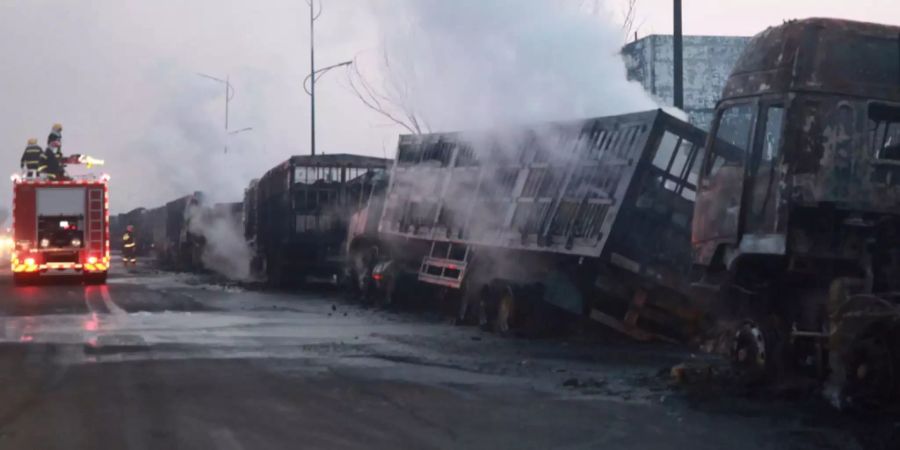 Die Feuerwehr kann nur noch die Trümmer löschen.