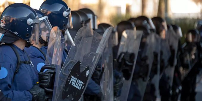 Grosser Polizeieinsatz an der Kundgebung der Pnos (Partei National Orientierter Schweizer). Grosser Polizeieinsatz an der Kundgebung der Pnos (Partei National Orientierter Schweizer).