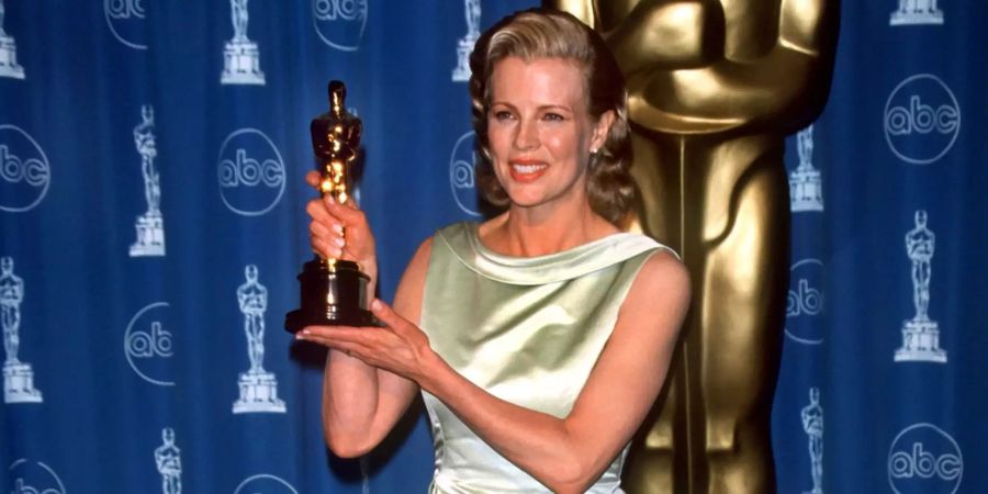 US-Schauspielerin Kim Basinger zeigt im Anschluss der Oscar-Verleihung ihre Preis als Beste Nebendarstellerin.