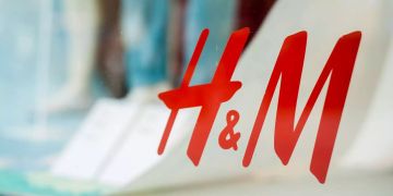 Das Logo der Bekleidungskette Hennes und Mauritz (H&M) klebt am Schaufenster einer Filiale.