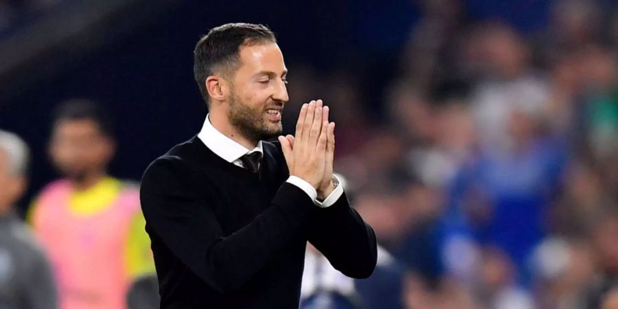 Domenico Tedesco faltet die Hände während des Champions-League-Spiels zwischen Schalke 04 und dem FC Porto.