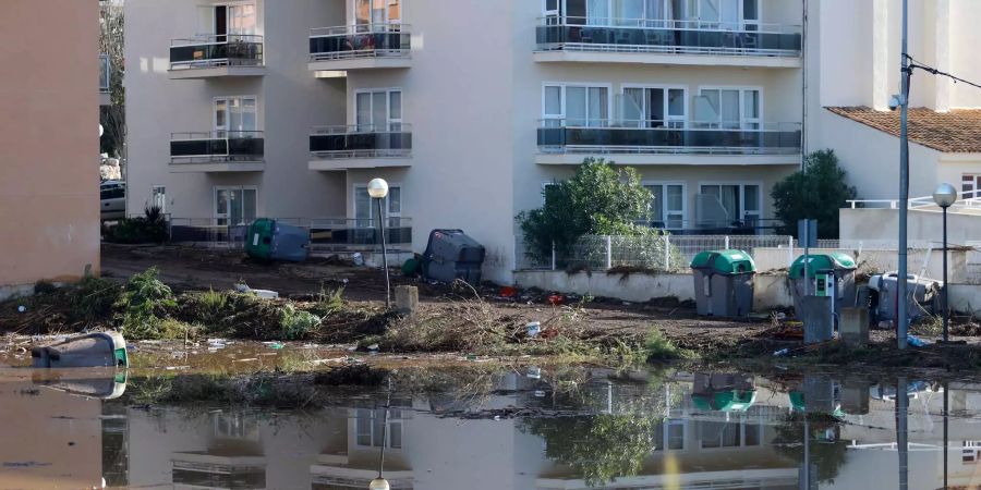 Das Wasser steht auf den Strassen in S'Illot auf Mallorca.