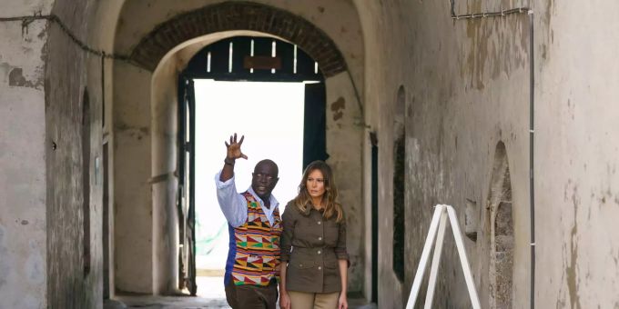 Solo im Ausland - Melania Trump besucht eine Sklavenfestung in Ghana