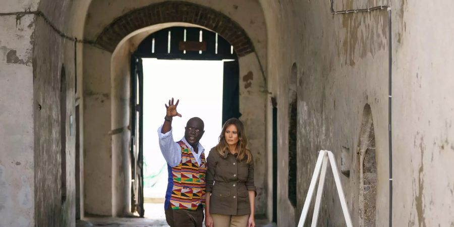 US-First Lady Melania Trump wird vom Museumspädagogen Kwesi Essel-Blankson durch das Cape Coast Castle geführt. Sie stehen vor der «Tür ohne Wiederkehr» in dem «Haus der Sklaven».