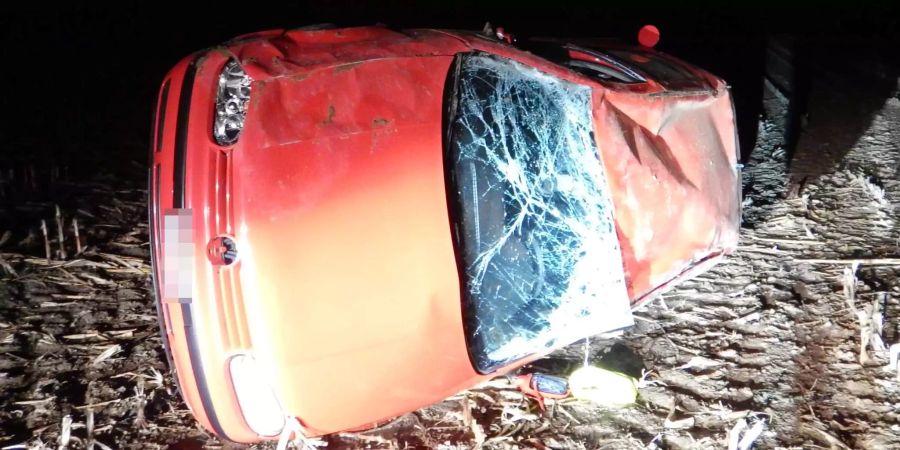Bei einem Unfall bei Hefenkofen TG kam ein Auto eines 18-Jährigen auf der Seite liegend zum Stehen.